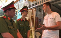 Hai ông Tây nghĩa hiệp cứu 2 cháu bé trong ngôi nhà bị cháy