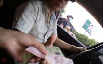 Cò xe lộng hành, vào tận khu vực an ninh sân bay bắt khách