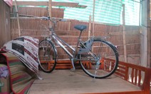 Chiếc xe đạp ngự trên giường của cậu học trò nghèo