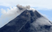 Núi lửa Mayon phun trào, Philippines cảnh báo du khách