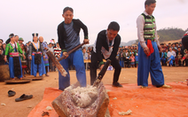 Người Mông giã bánh giầy đón Tết