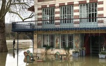 Sông Seine nhấn chìm Paris, 1.500 người di tản