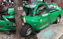 Taxi đang chở khách tông thẳng cây bên đường, đầu xe nát bét