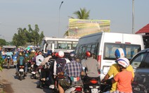 Hàng chục ngàn du khách 'đổ bộ', làng hoa Sa Đéc 'ùn tắc'