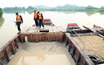 Bị truy bắt, hàng chục 'cát tặc' lao xuống sông tẩu thoát