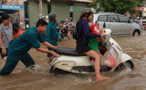 Miền Tây tiếp tục bể bờ bao, học sinh nghỉ học vì triều cường