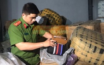 'Đột kích' kho hàng bưu cục, phát hiện nhiều thùng đựng túi Gucci, Chanel nhái