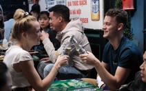 Khách Tây hào hứng đếm ngược đón giao thừa tại Hà Nội