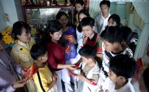 Tô đậm chữ tình cho Tết Việt