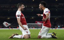 Mesut Oezil chơi mờ nhạt, Arsenal vẫn giành vé