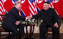 Video khoảnh khắc hai ông Trump - Kim bắt tay tại Hà Nội