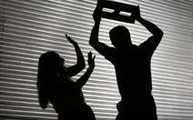 Úc “cấm cửa” du khách nước ngoài dính án bạo lực gia đình
