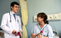 Tặng hoa hồng cho 600 bệnh nhân nữ
