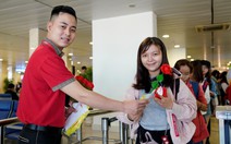 Vietjet chúc mừng các nữ hành khách tại sân bay