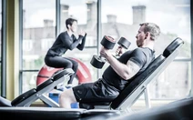 Liệu pháp testosterone: Lợi ích và rủi ro tiềm ẩn khi bạn già đi