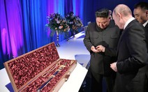 Ông Putin 'mua' thanh bảo kiếm từ ông Kim Jong Un giá 1 đồng xu