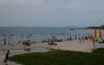 Thời tiết mát mẻ, du khách tấp nập đổ về biển Phan Thiết