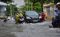 TP.HCM mưa lớn, có nơi ngập nửa bánh xe, khu biệt thự cao cấp như... miền Tây