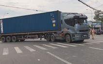 Xe container ôm cua cán chết nữ tạp vụ ở ngã tư “tử thần”