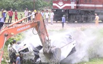 Băng qua đường sắt, xe tải bị tàu hàng đâm bẹp dúm