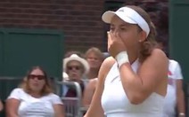 Lần thứ hai giao bóng trúng đồng đội ở Wimbledon 2019, Ostapenko khiến khán giả cười ngất