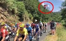 Video 'cú nhảy điên rồ' của chiếc xe đạp bay ngang đầu đoàn đua Tour De France