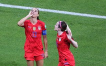 Video đội trưởng Mỹ Alex Morgan khiến người Anh nổi giận với pha... 'uống trà' ăn mừng!