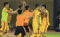 Cầu thủ 'sút phạt như Ronaldo', Thanh Hóa ngược dòng hạ Khánh Hòa