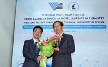 Giáo sư Đài Loan đoạt giải Nobel mặc một áo vest cũ suốt 25 năm