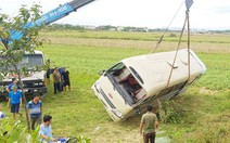 Nghi bị nữ công nhân nắm tay, tài xế làm xe mất lái lật xuống ruộng