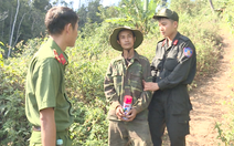 Bắt quả tang trưởng thôn và đồng bọn tham gia phá rừng