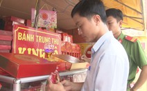 Lấy mẫu bánh Trung thu đang bán kiểm nghiệm chất lượng