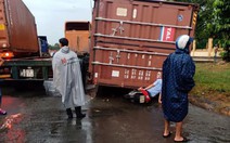 Vì sao thùng container bay trên phố?