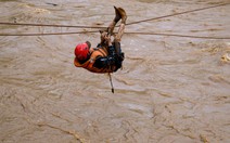Đu dây giải cứu 41 người bị kẹt trong lũ ở Lâm Đồng