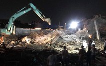 Đào bới khẩn trương suốt đêm tìm người mất tích vụ sập giàn giáo