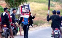 Video: Người đàn ông đi... lùi 700km để kêu gọi bảo vệ rừng