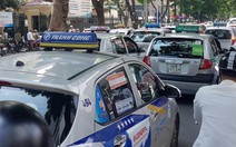 Xe công nghệ kiểu Grab Car không phải gắn hộp đèn trên nóc như taxi