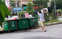 Tranh cãi trách nhiệm bỏ rác lên xe thu gom thuộc về ai ?