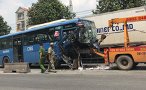 Video: Xe buýt nát đầu sau khi đâm vào đuôi xe container