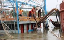 Trục vớt tàu tìm hai cha con mất tích khi chìm tàu cá trên sông Trường Giang