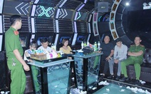 12 nam thanh nữ tú 'bay, lắc' trong quán karaoke