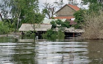 'Ốc đảo' giữa mênh mông biển lũ