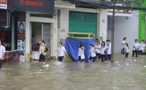 Bì bõm lội nước đi làm, đi học giữa triều cường ở Cần Thơ