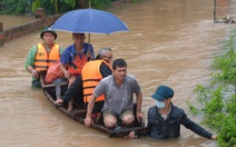 Dân ở rốn lũ Hà Tĩnh đứng ở nóc nhà bật khóc khi nhận quà cứu trợ