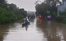 Phú Yên lũ rút chậm, hàng ngàn nhà dân vẫn còn tình cảnh cô lập