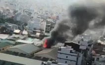 Cháy cơ sở lắp ráp loa trong khu dân cư, khói đen mịt mù