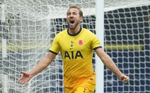 Harry Kane ghi bàn thứ 150, Tottenham vươn lên đầu bảng