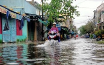 Mưa lớn, hồ xả lũ, một số khu vực tại Tam Kỳ ngập nặng, dân dùng thuyền đi lại