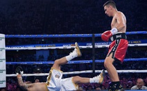 Mới hiệp 1, võ sĩ đã tung cú knock-out mạnh tới nỗi đối phương trượt khỏi sàn đấu