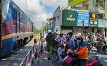 TP.HCM: Băng qua đường ray phơi đồ, một phụ nữ bị xe lửa cán chết